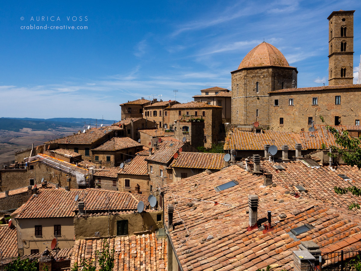 Blick über die roten Dächer der italienischen Stadt Arezzo
