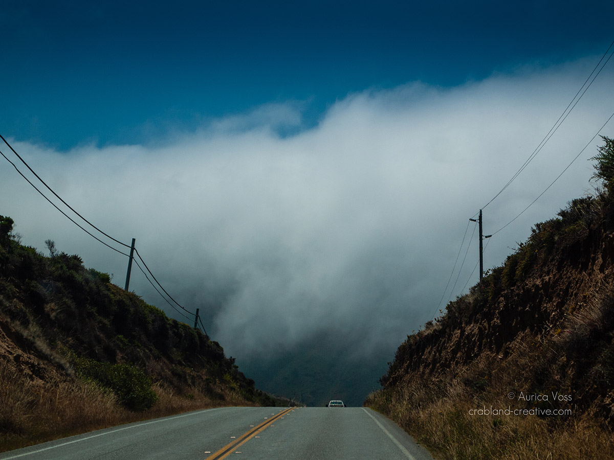 Highway in Kalifornien führt in eine dichte Wolke hinein