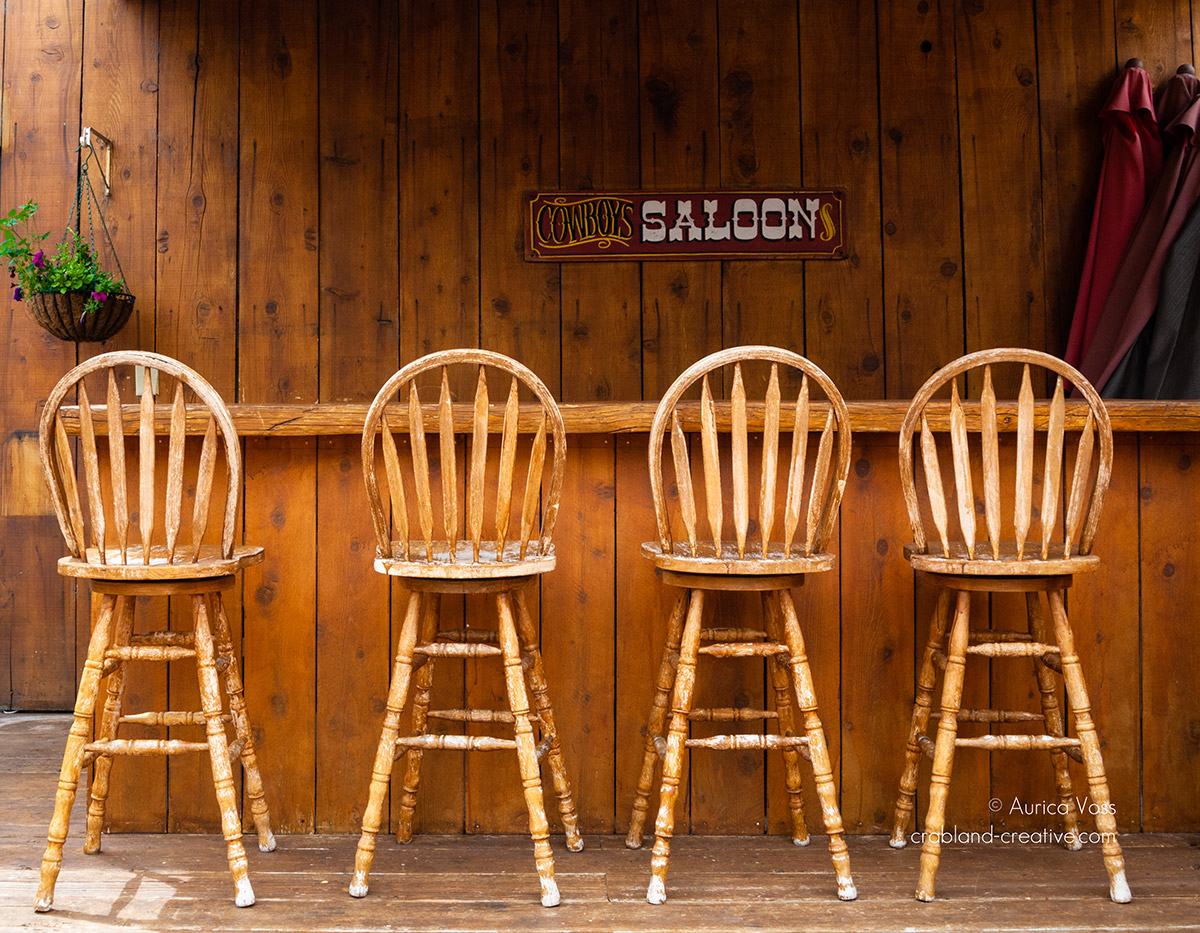 Vier Barhocker in einem Wester-Saloon aus Holz in Kalifornien