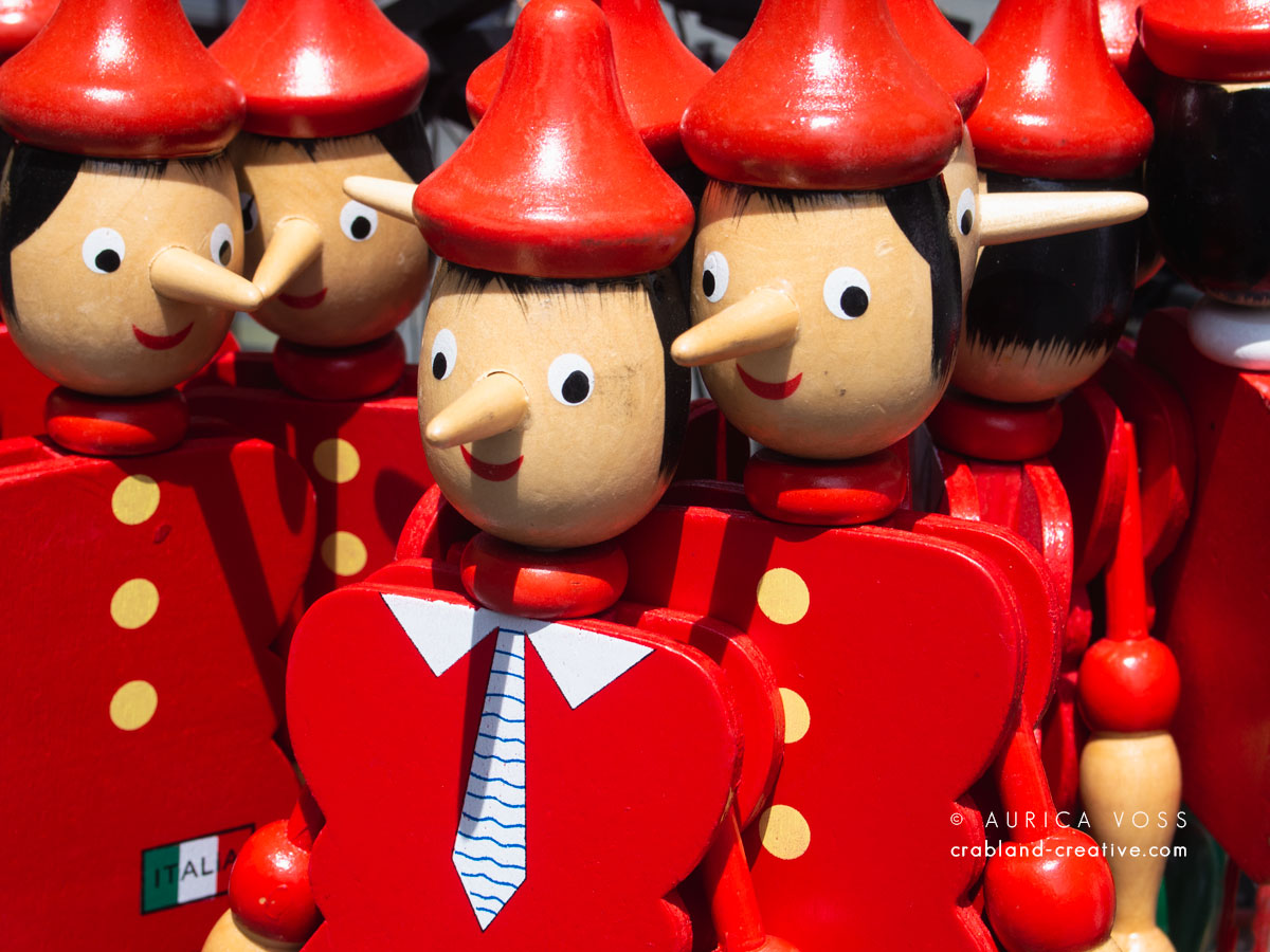 Rot bemalte Pinocchio-Holzpuppen