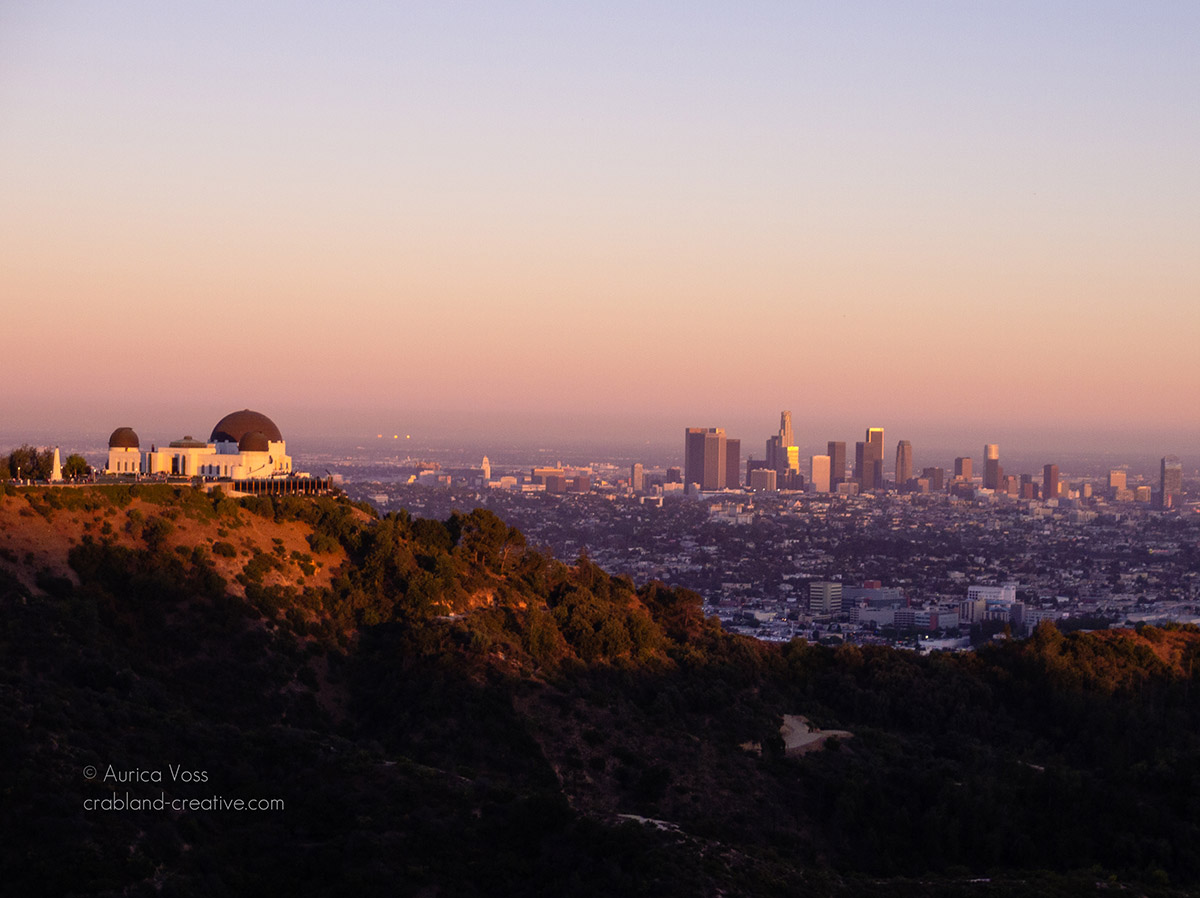 Blick auf das Griffith Observatorium und die Skyline von Los Angeles in der Abendsonne