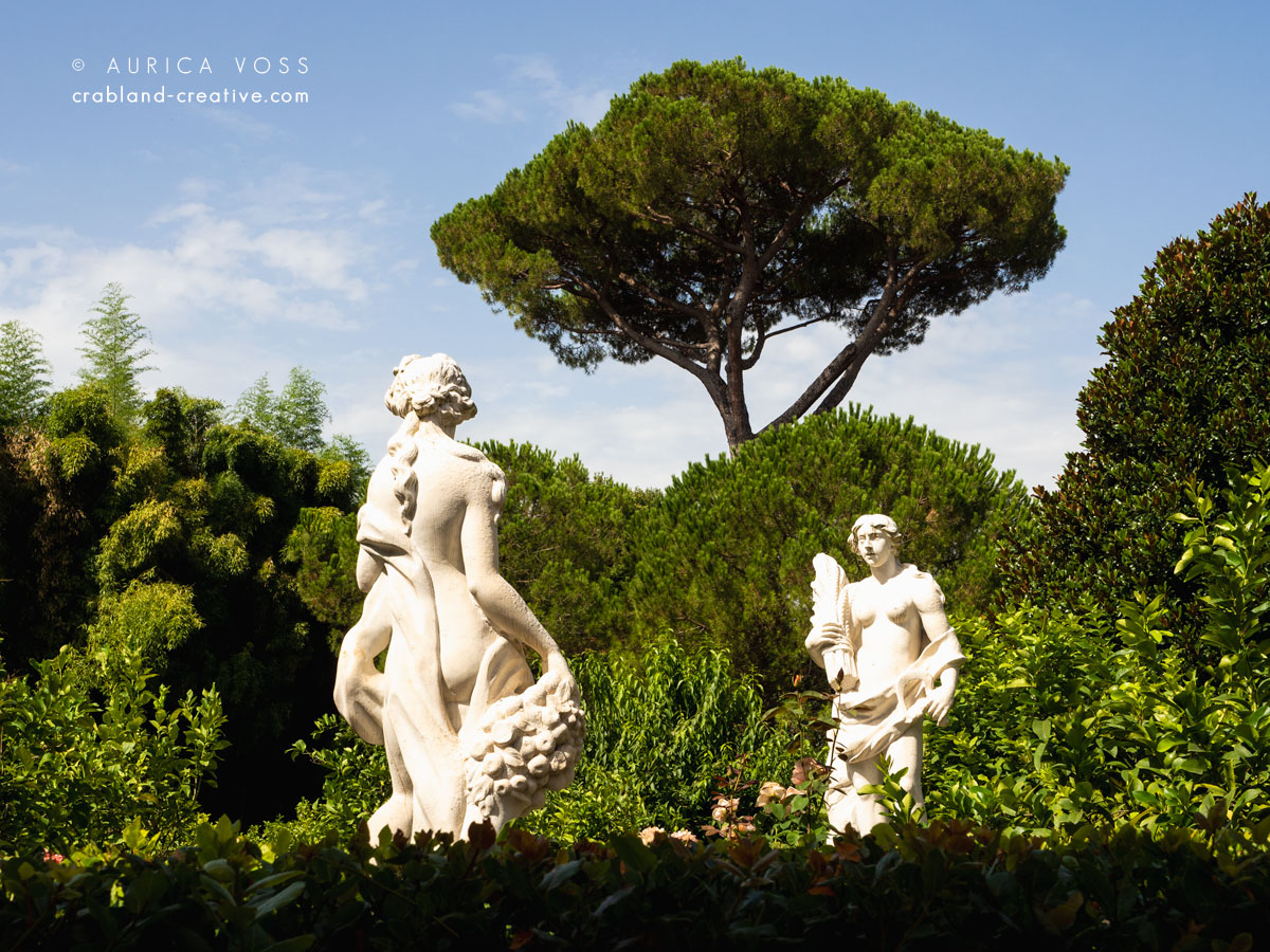 Zwei römische Statuen im Garten des Palazzo Pfanner in Lucca