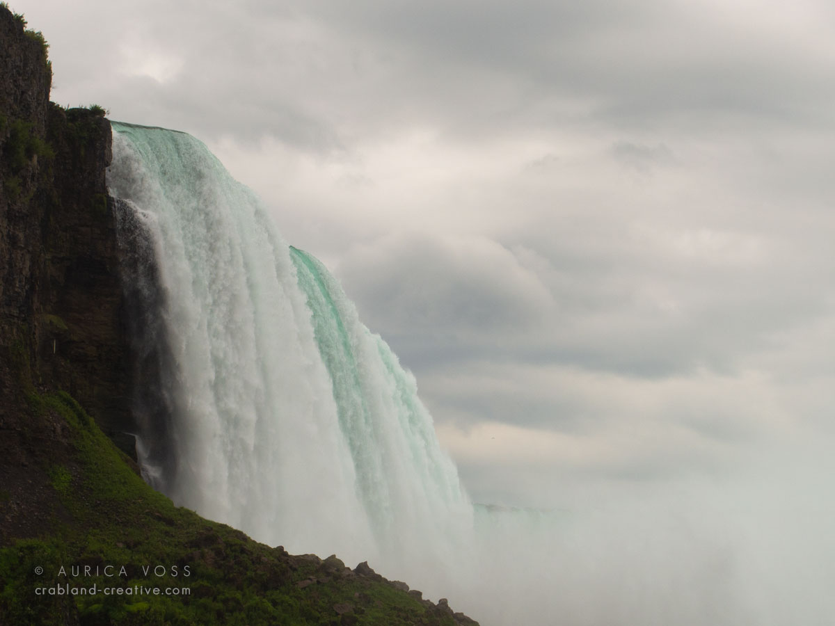 Die Horseshoe Falls des Niagara River bei dramatischem Wolkenhimmel