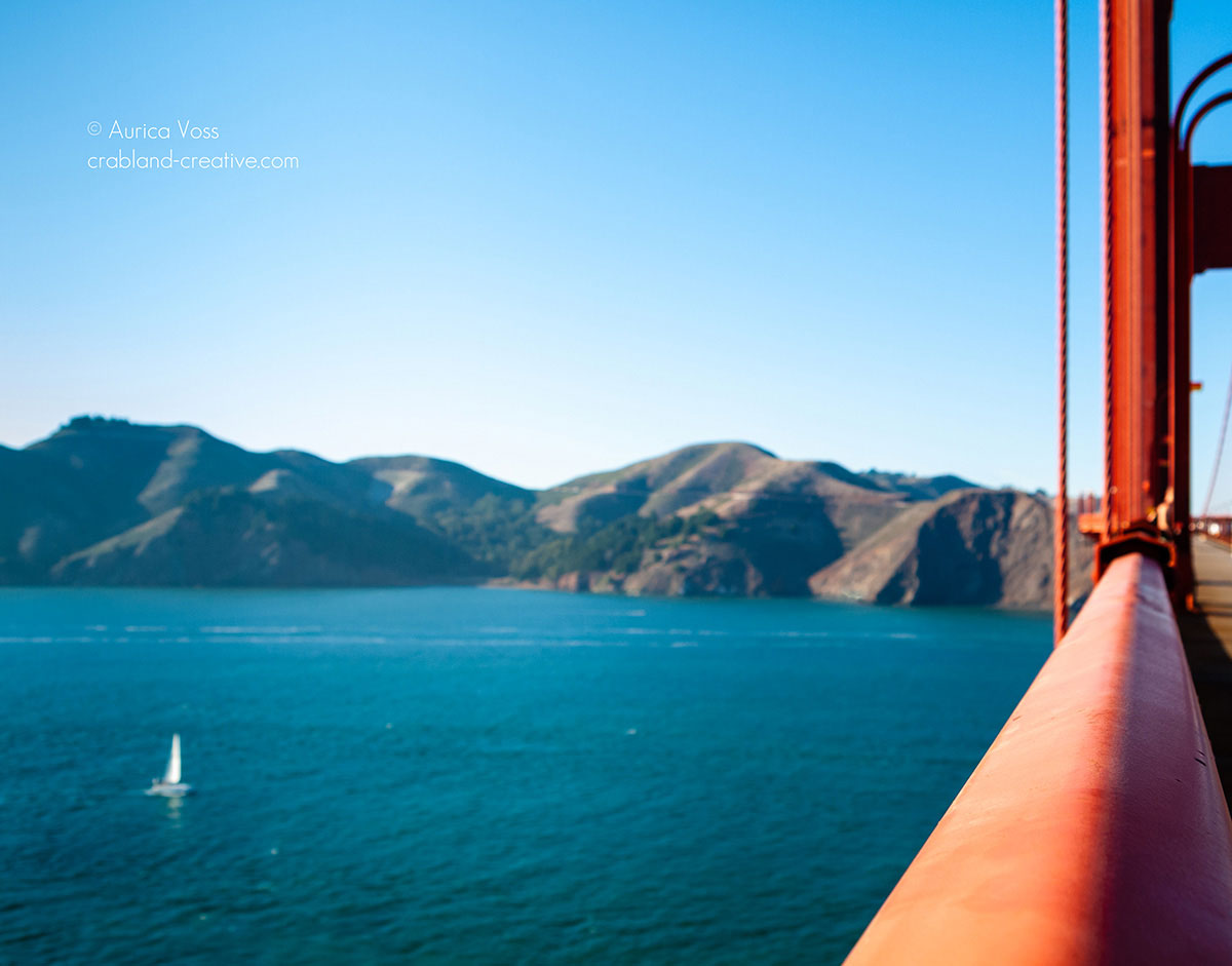 Blick von der Golden Gate Bridge auf die sonnige Bucht von San Francisco
