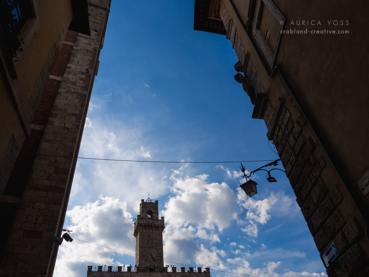 Silhouette eines Palasts in einer toskanischen Stadt