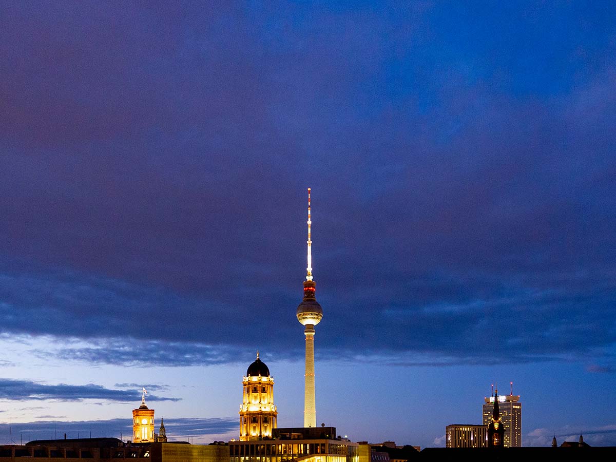 Kalenderblatt Oktober Berliner Fernsehturm-Skyline