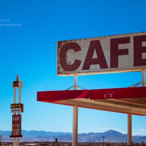 Grosses Schild mit der Aufschrift "Cafe" an einem Motel an der Route 66 in Kalifornien