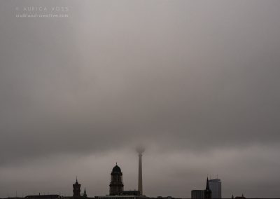 Berliner Skyline mit Fernsehturm, Altem Stadthaus, Rathaus und Park Inn vor dramatischem Wolkenhimmel