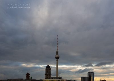 Berliner Skyline mit Fernsehturm, Altem Stadthaus, Rathaus und Park Inn vor dramatischem Wolkenhimmel