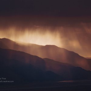 Sonnenstrahlen aus dunklen Gewitterwolken über der Sankt-Andreas-Verwerfung