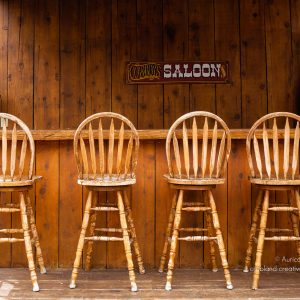 Vier Barhocker in einem Wester-Saloon aus Holz in Kalifornien