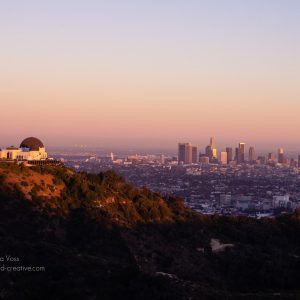 Blick auf das Griffith Observatorium und die Skyline von Los Angeles in der Abendsonne