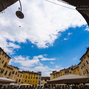 Piazza dell' Anfiteatro - Berühmter, fast kreisrund von Häusern eingefasster Platz in Lucca
