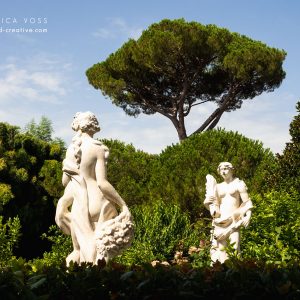 Zwei römische Statuen im Garten des Palazzo Pfanner in Lucca