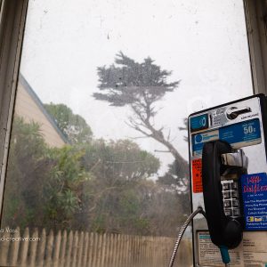 Telefonzelle mit Münztelefon an der kalifornischen Pazifikküste