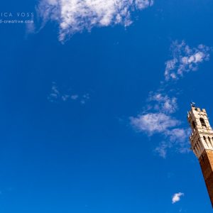 Der Torre del Mangia in Siena vor strahlendblauem Himmel