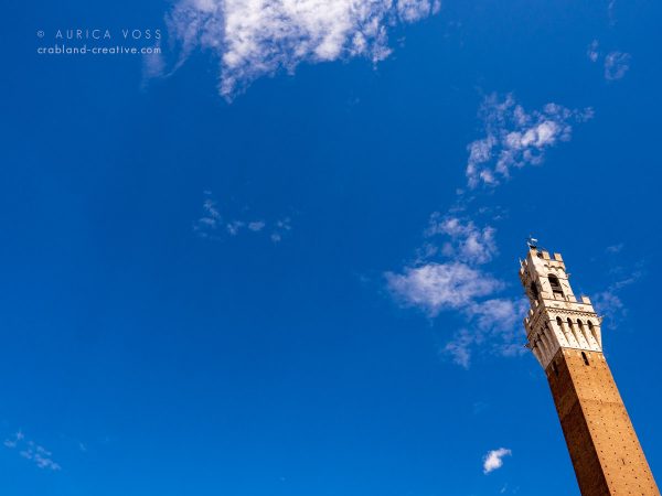 Der Torre del Mangia in Siena vor strahlendblauem Himmel