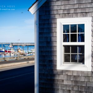 USA Ostküste - Weisses Haus mit Holzschindeln am Hafen von Provincetown, New Hampshire