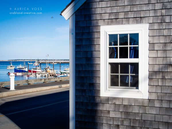 USA Ostküste - Weisses Haus mit Holzschindeln am Hafen von Provincetown, New Hampshire