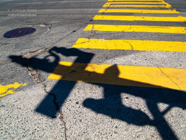 Gelber Zebrastreifen und Schatten einer Ampel in San Francisco, USA