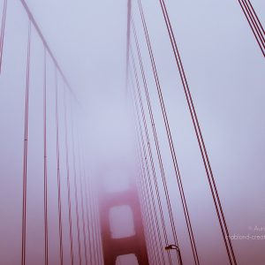 Die rote Golden Gate Bridge in San Francisco im Nebel