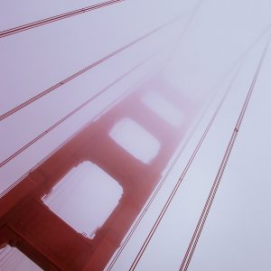 Brückenpfeiler der roten Golden Gate Bridge in San Francisco im Nebel