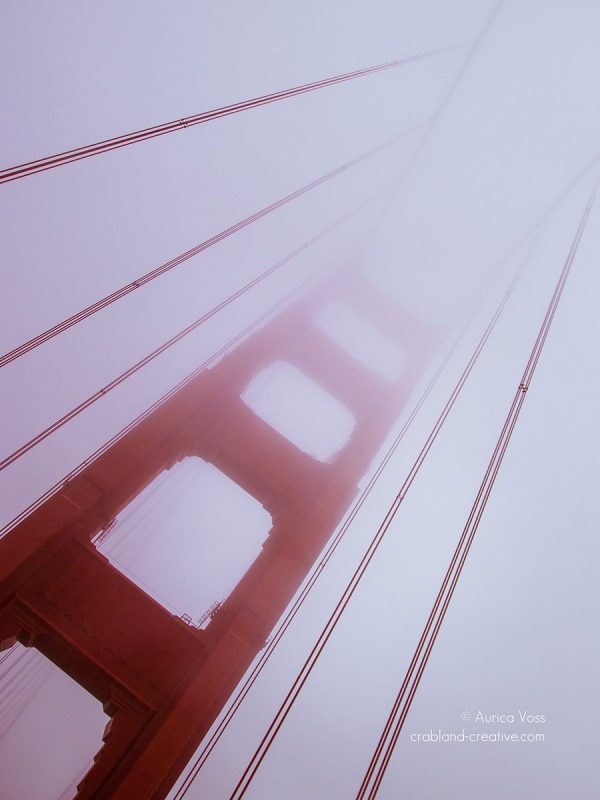Brückenpfeiler der roten Golden Gate Bridge in San Francisco im Nebel