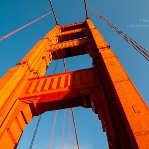 Rotleuchtender Brückenpfeiler der Golden Gate Bridge in San Francisco