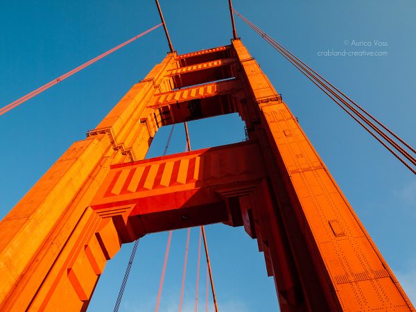 Rotleuchtender Brückenpfeiler der Golden Gate Bridge in San Francisco