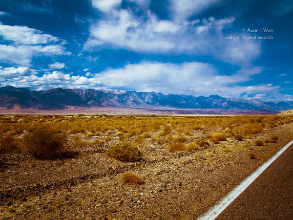 Blick auf die Sierra Nevada vom Highway an einem heißen Sommertag
