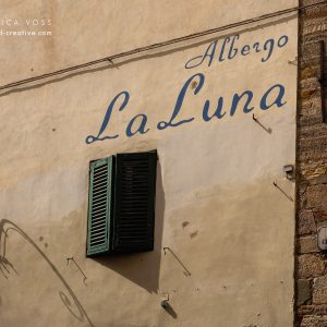 Hausfassade des Albergo La Luna in der Toskana