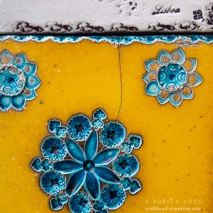 Lissabon (Portugal) - Dekorative gelbe Kachel mit blauem Blumenmuster