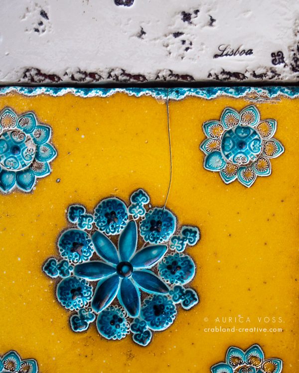 Lissabon (Portugal) - Dekorative gelbe Kachel mit blauem Blumenmuster