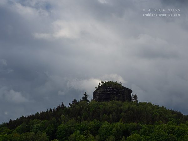 Nationalpark Sächsische Schweiz - Blick auf einen Tafelberg im Elbsandsteingebirge