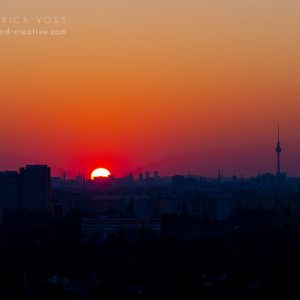 Berliner Skyline - Blick aus Hellersdorf im Sonnenuntergang